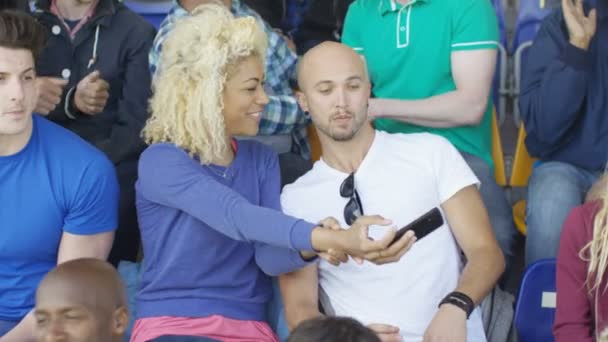 Ζευγάρι Κάθεται Μέσα Στο Πλήθος Στο Αθλητικό Γεγονός Θέτοντας Τράβηξε — Αρχείο Βίντεο