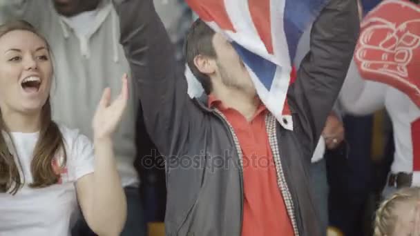 Foule Spectateurs Regardant Jeu Sport Dans Stade Acclamer Leur Équipe — Video