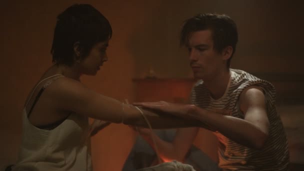 暗いアパートで 薬物常習者カップル男の腕に注射のガール フレンド — ストック動画