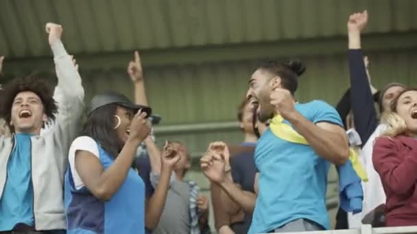 Heyecanlı Spor Fanlar Alkışlar Kendi Takımı Için Tezahürat Canlı Olay — Stok video