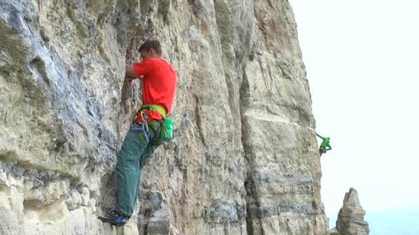 Два Человека Поднимаются Естественную Вертикальную Скалу Англия Великобритания — стоковое видео