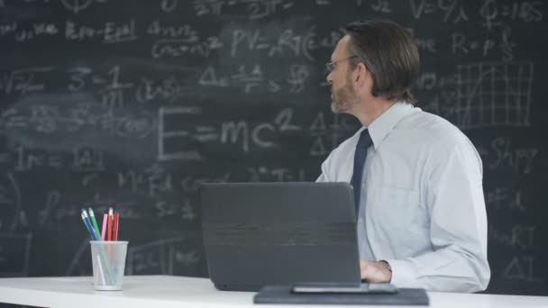 Homem Usando Laptop Sala Aula Estudando Fórmulas Matemáticas Quadro Negro — Vídeo de Stock