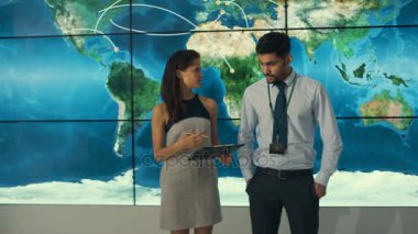 4 k iş ekibi büyük bir dünya haritası grafik video duvar ile kontrol odasında