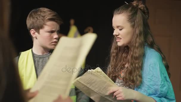 Junge Studentische Schauspieler Proben Für Schultheaterproduktion — Stockvideo