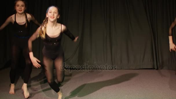 为学校戏剧制作进行舞蹈排练的年轻学生 — 图库视频影像