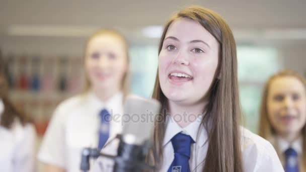 若い女子学生が学校の音楽教室で一緒に歌う — ストック動画