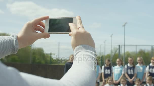 Boldog Fiatal Iskolai Netball Csapat Pózol Egy Fotó Szabadtéri — Stock videók