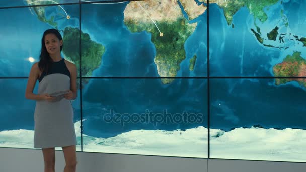 Podnikatelka Tabletem Prezentace Před Mapa Velkého Světa — Stock video