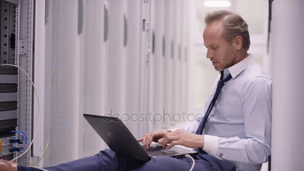 Engenheiro Computação Estressado Sentado Chão Trabalhando Laptop Verificando Servidores Data — Vídeo de Stock