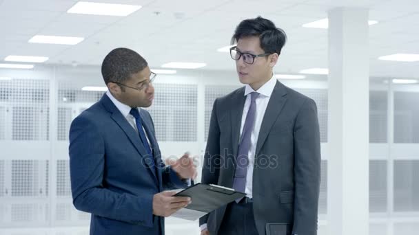 Administradores Tendo Uma Discussão Data Center Apertando Mãos — Vídeo de Stock