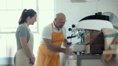 4 k Cafe işletme sahibi kahve makinesi kullanmak için bir personel eğitimi
