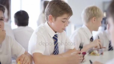 sağlıklı öğle yemeği yemek ve sohbet 4 k genç çocuklar okul café'de mola süresi,