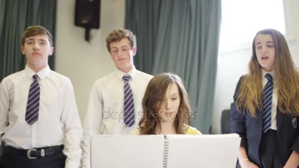 Tiener Groep Zingen Leraar Toetsenbord Bespelen School Muziek Les — Stockvideo
