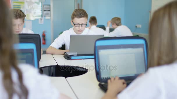 Niños Escuela Que Trabajan Computadoras Aula — Vídeo de stock