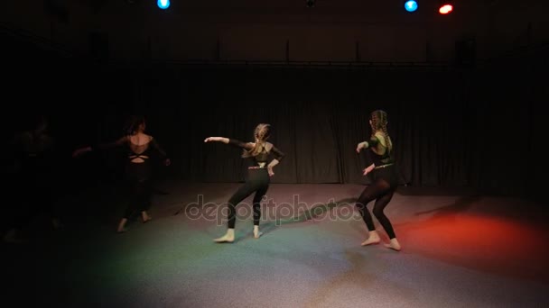 Jovens Estudantes Ensaio Dança Para Produção Teatro Escolar — Vídeo de Stock