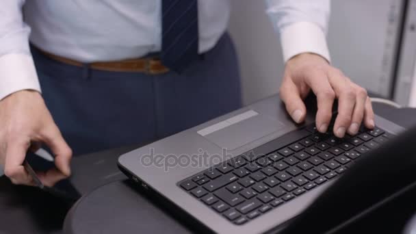 Ingeniero Informático Trabajando Ordenador Portátil Hablando Por Teléfono Comprobando Los — Vídeo de stock