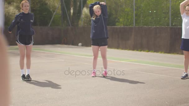 Fiatal Netball Csapat Szabadtéri Bíróság Bemelegítés Mielőtt Játék — Stock videók