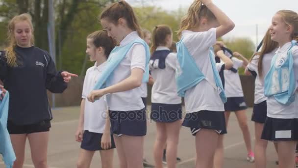 Jovens Equipes Netball Quadra Livre Colocando Babadores Início Jogo — Vídeo de Stock