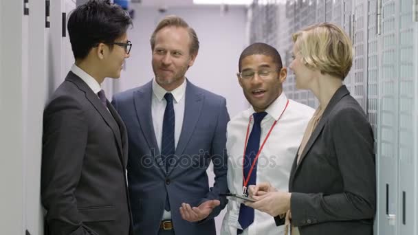 Portrait Souriant Ingénieurs Administrateurs Travaillant Dans Salle Serveur Centre Données — Video