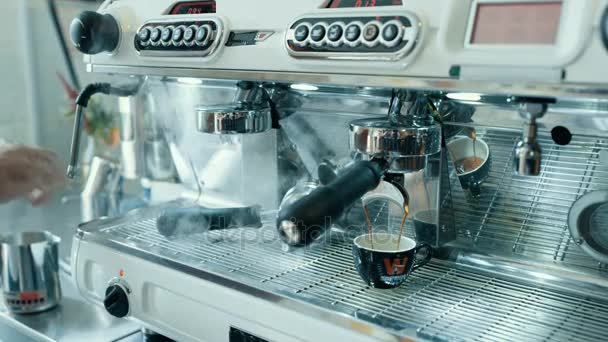 Taze Espresso Kahve Makinesi Hazırlama Kafe Barista Eller Yukarı Kapatın — Stok video