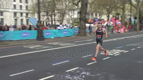 London England 2016 Löpare 2016 London Marathon Att Vara Påhejad — Stockvideo