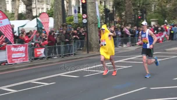 英国伦敦 2016年 2016年伦敦马拉松赛的跑步者在人群中欢呼 — 图库视频影像
