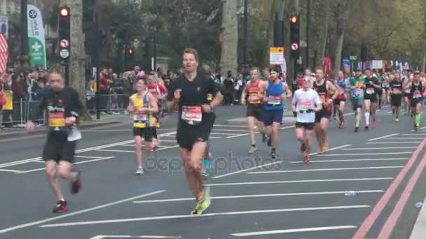 London England 2016 Runners 2016 London Marathon Being Cheered Crowd — Stock Video