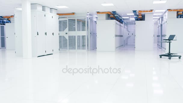 Interior Vazio Grande Data Center Moderno Com Linhas Racks Servidores — Vídeo de Stock