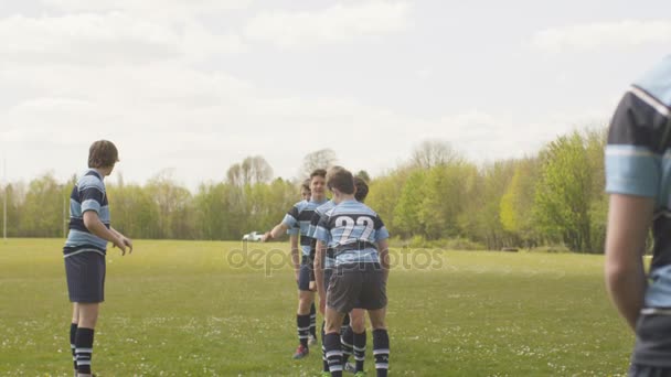 Allenamento Della Squadra Rugby Della Giovane Scuola Insieme Sul Campo — Video Stock