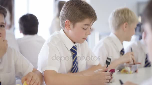 Молоді Хлопчики Шкільному Кафе Під Час Перерви Їдять Здорові Обіди — стокове відео