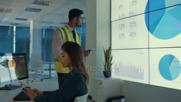 Equipo Negocios Mirando Pantalla Video Grande Computadoras Con Gráficos Datos — Vídeo de stock