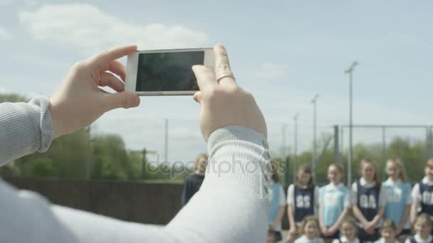 Счастливая Молодая Школьная Команда Нетболу Позирует Фото Открытой Площадке — стоковое видео