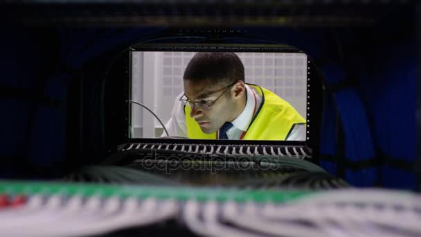 在数据中心服务器机房中检查设备的计算机技术人员 — 图库视频影像