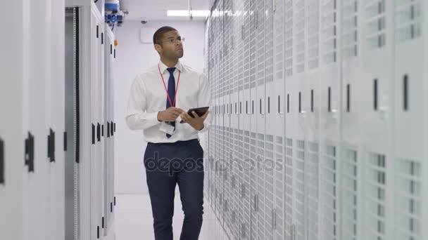 Ingeniero Con Tableta Computadora Comprobando Las Filas Bastidores Servidor Centro — Vídeo de stock