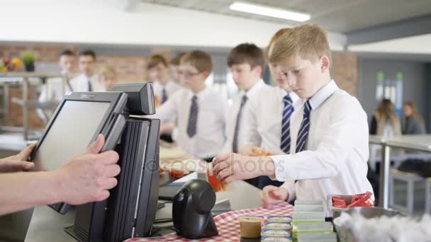 Gyermekek Iskolai Cafeteria Elektronikus Pénztárnál Sorban Scan Ételt — Stock videók