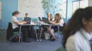 4 k okul sınıf bilgisayarlarda çalışma ve elde çocuk öğretmeninden yardım