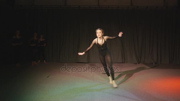 Giovane Studente Prova Danza Produzione Teatrale Scolastica — Video Stock