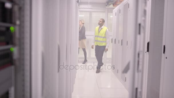 Visualize Através Porta Malha Armário Dados Data Center Com Equipe — Vídeo de Stock