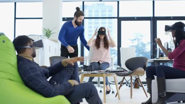 Gelukkig Casual Business Team Uitproberen Van Virtuele Realiteit Kijkers — Stockvideo
