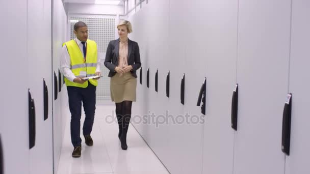 Ομάδα Τεχνικούς Υπολογιστών Ελέγχοντας Μηχανήματα Ένα Δωμάτιο Διακομιστή Κέντρο Δεδομένων — Αρχείο Βίντεο
