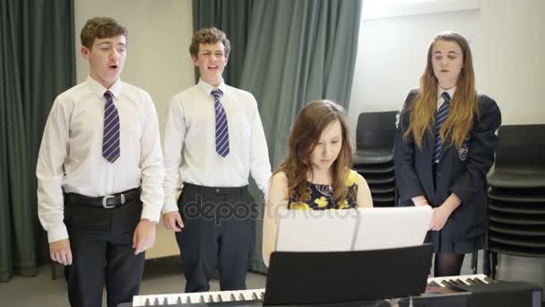 Adolescente Grupo Cantando Profesor Jugando Teclado Escuela Lección Música — Vídeo de stock