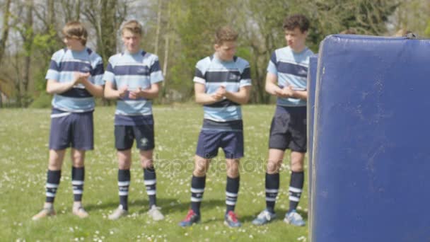 Erkek Rugby Oyuncuları Antrenmanda Bayan Takım Arkadaşlarına Tezahürat Yapıyor — Stok video