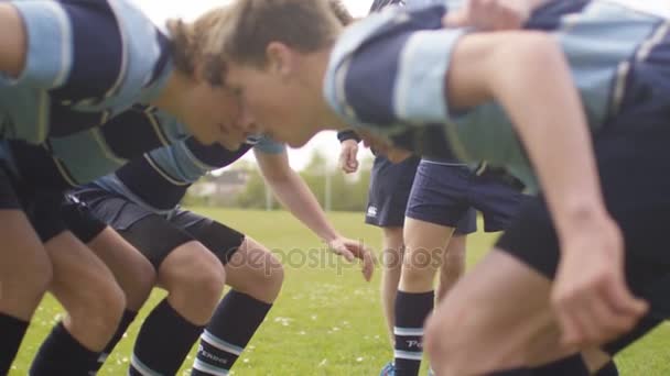 Jonge Teamspelers Een Scrum Bij Rugby Wedstrijd — Stockvideo