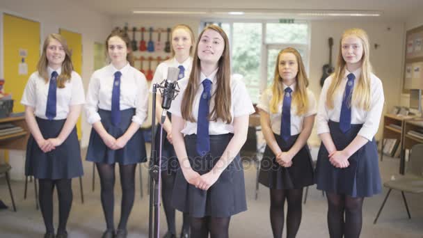 Jonge Vrouwelijke Student Met Een Solo Zingen Klas Muziek Groep — Stockvideo