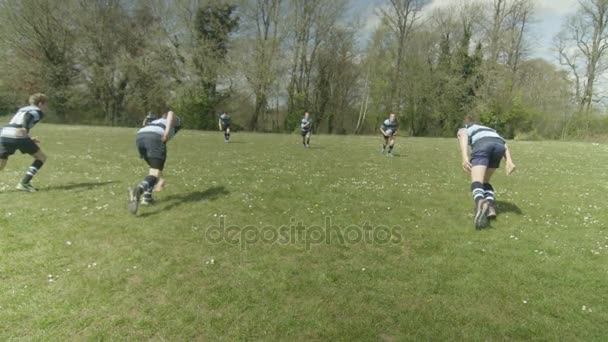 Młodzi Rugby Gracze Mężczyzna Kobieta Grający Meczu Boisku Szkolnym — Wideo stockowe
