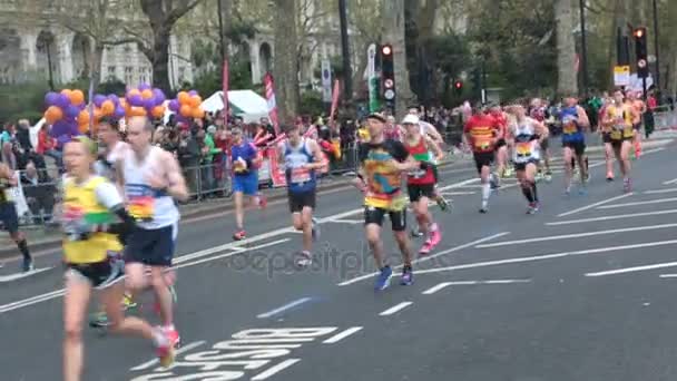 ロンドン イングランド イギリス 2016 群衆元気づけられる 2016 ロンドン マラソン ランナー — ストック動画