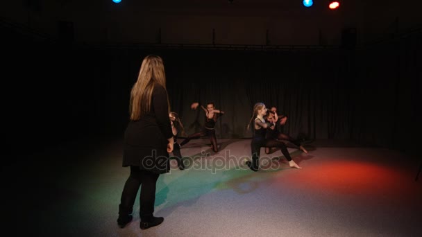 为学校戏剧制作进行舞蹈排练的年轻学生 — 图库视频影像