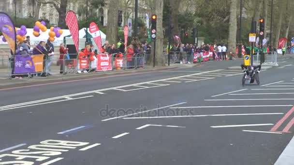 London England 2016 Idrottsman Rullstol Tävlar 2016 London Marathon — Stockvideo