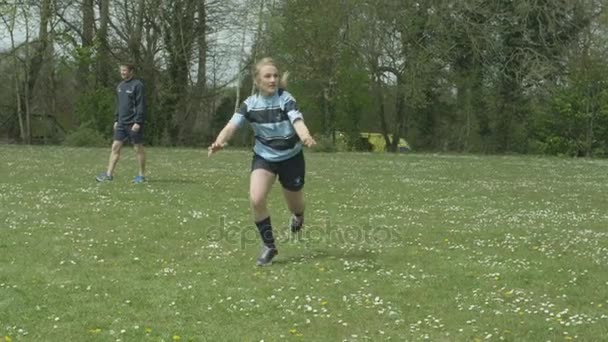 Unga Rugbyspelare Hane Kvinna Spelar Match Skolans Idrottsplan — Stockvideo