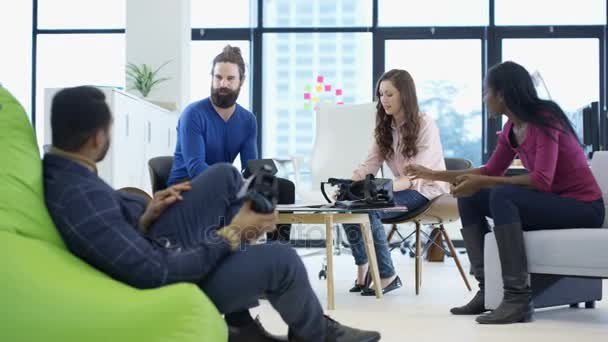 Happy Casual Business Team Provare Spettatori Realtà Virtuale — Video Stock
